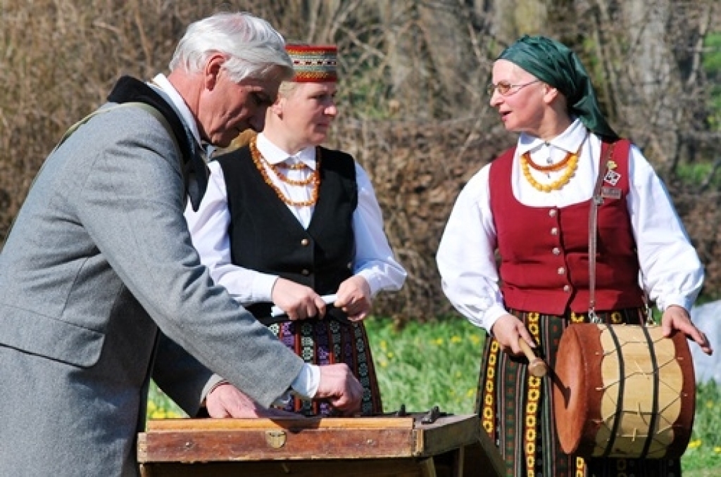 Bauskas tautas teātra uzvedums «Kā garausis, lielais olu dējējs, olas dēj», folkloras kopas «Svitene» dziedājums un rotaļas, spēles, atrakcijas, šūpošanās un pat olu krāsošana un vārīšana uz ugunskura – tas viss norisinājās Svitenes parkā...
Autors: Uldis Varnevičs