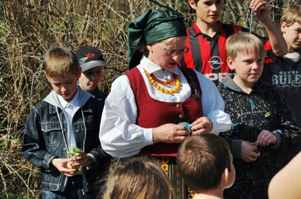 Bauskas tautas teātra uzvedums «Kā garausis, lielais olu dējējs, olas dēj», folkloras kopas «Svitene» dziedājums un rotaļas, spēles, atrakcijas, šūpošanās un pat olu krāsošana un vārīšana uz ugunskura – tas viss norisinājās Svitenes parkā...
Autors: Uldis Varnevičs