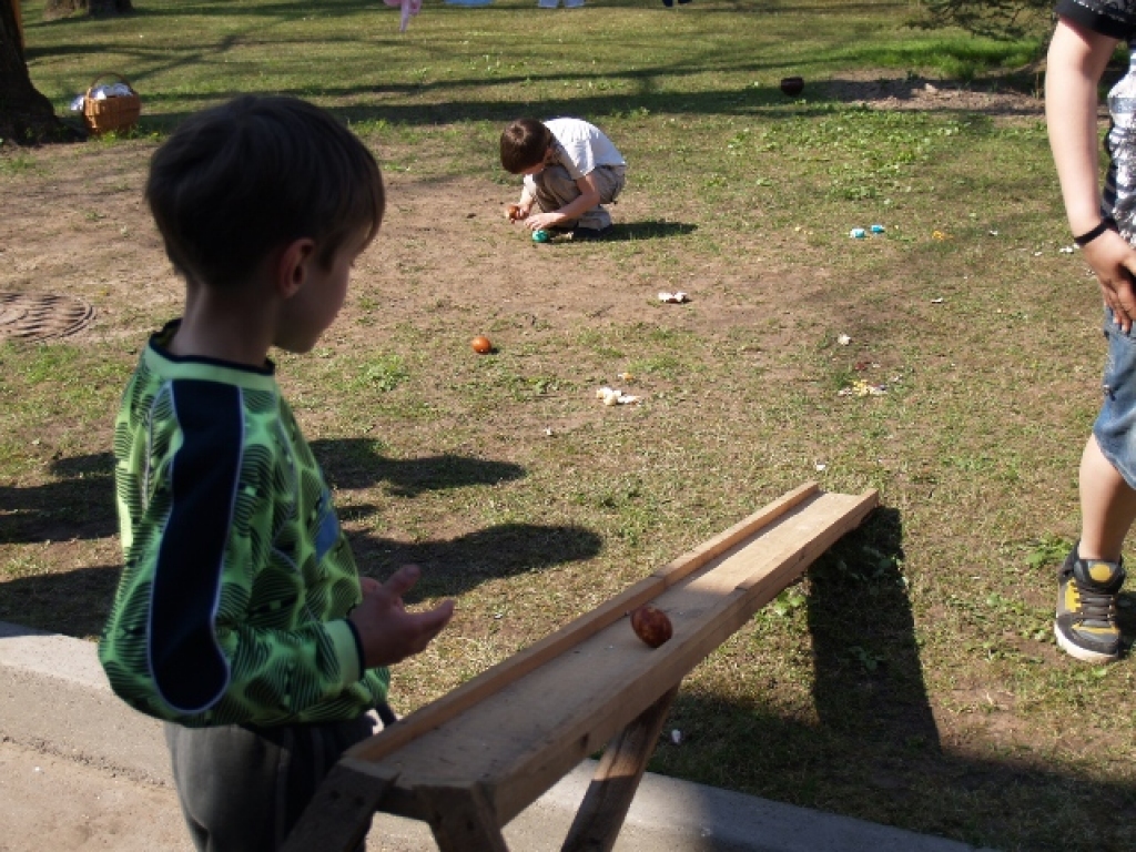 Šogad Lieldienu svinēšana Iecavā ritēja gan līksmās rotaļās ar Vinniju Pūku un viņa draugiem pie kultūras nama, gan sportiskā laivošanas atpūtā pie upes.
Autors: Antra Ērgle