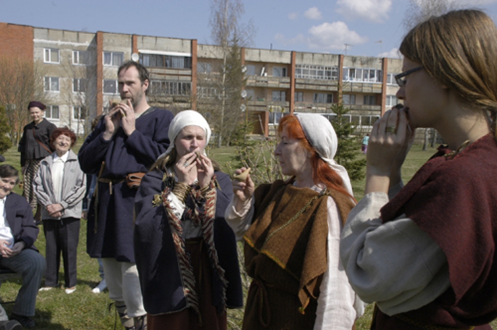 Olu skate, rotaļas un dziesmas ar folkloras kopu «Laukam pāri», olu meklēšana, šūpošanās pulcēja lielus un mazus rundāliešus pie novada domes ēkas 23. aprīlī.
Autors: Ivars Bogdanovs