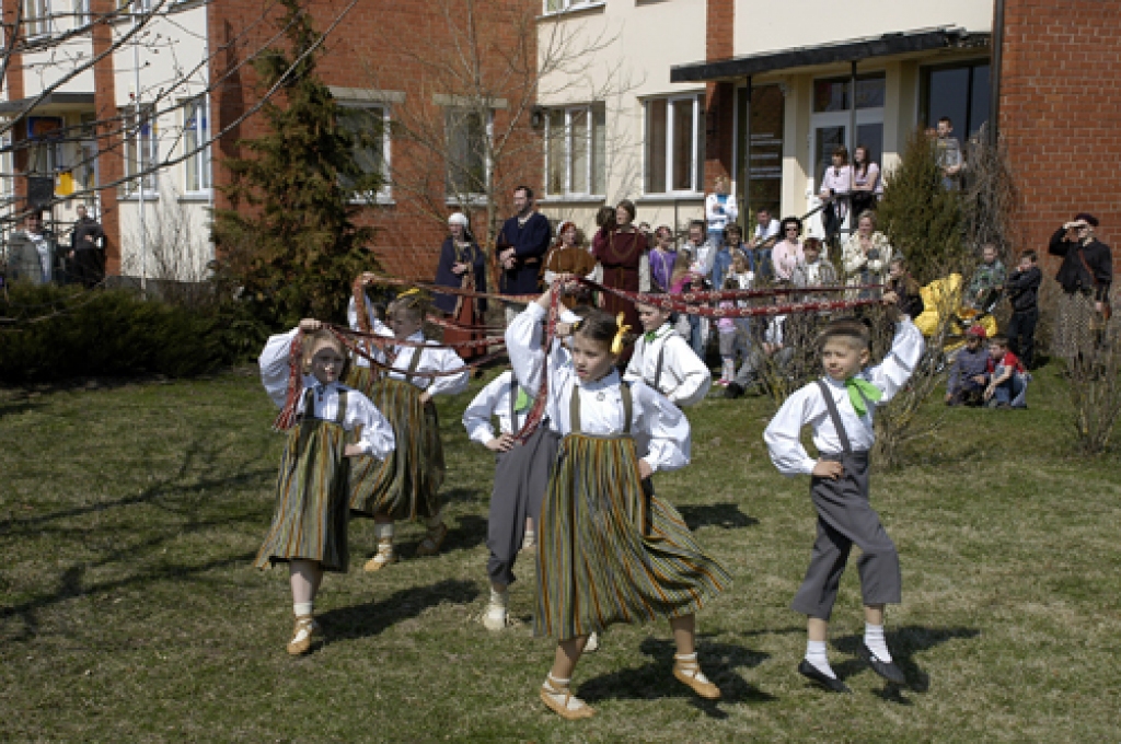 Olu skate, rotaļas un dziesmas ar folkloras kopu «Laukam pāri», olu meklēšana, šūpošanās pulcēja lielus un mazus rundāliešus pie novada domes ēkas 23. aprīlī.
Autors: Ivars Bogdanovs