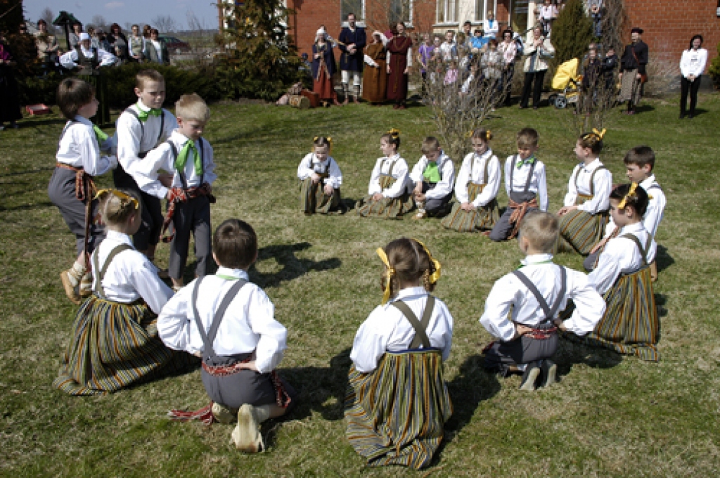 Olu skate, rotaļas un dziesmas ar folkloras kopu «Laukam pāri», olu meklēšana, šūpošanās pulcēja lielus un mazus rundāliešus pie novada domes ēkas 23. aprīlī.
Autors: Ivars Bogdanovs