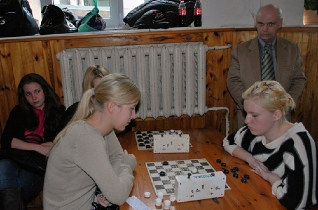 Latvijas Skolu sporta federācijas rīkotās skolu 64. spartakiādes dambretes finālsacensības notika pagājušajā nedēļā Bauskas 1. vidusskolā. Uz šīm cīņām ieradās 50 komandu, kopā 150 dambretistu no 24 skolām. Dalībnieki sacentās trīs vecuma...
Autors: Uldis Varnevičs