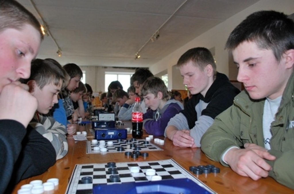 Latvijas Skolu sporta federācijas rīkotās skolu 64. spartakiādes dambretes finālsacensības notika pagājušajā nedēļā Bauskas 1. vidusskolā. Uz šīm cīņām ieradās 50 komandu, kopā 150 dambretistu no 24 skolām. Dalībnieki sacentās trīs vecuma...
Autors: Uldis Varnevičs