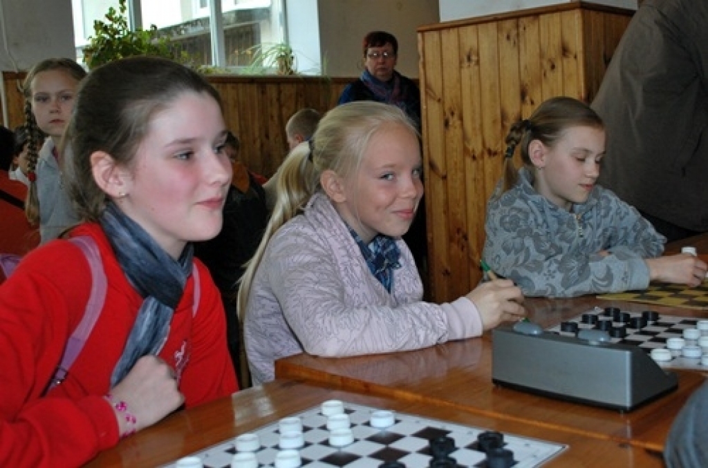 Latvijas Skolu sporta federācijas rīkotās skolu 64. spartakiādes dambretes finālsacensības notika pagājušajā nedēļā Bauskas 1. vidusskolā. Uz šīm cīņām ieradās 50 komandu, kopā 150 dambretistu no 24 skolām. Dalībnieki sacentās trīs vecuma...
Autors: Uldis Varnevičs