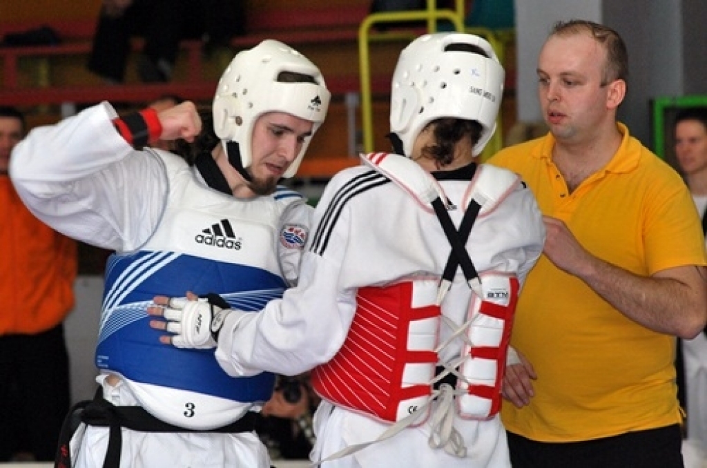 Latvijas Teikvondo kaujas mākslas federācijas atklātais čempionāts «Bauskas kauss 2011» notika 16. aprīlī sporta namā «Mēmele». Kopā ar Bauskas «Sam Kan TKD» kluba biedriem piedalījās arī viesi no «Sports PRO», «NEO», «Hadl», «Taifūns»...
Autors: Uldis Varnevičs