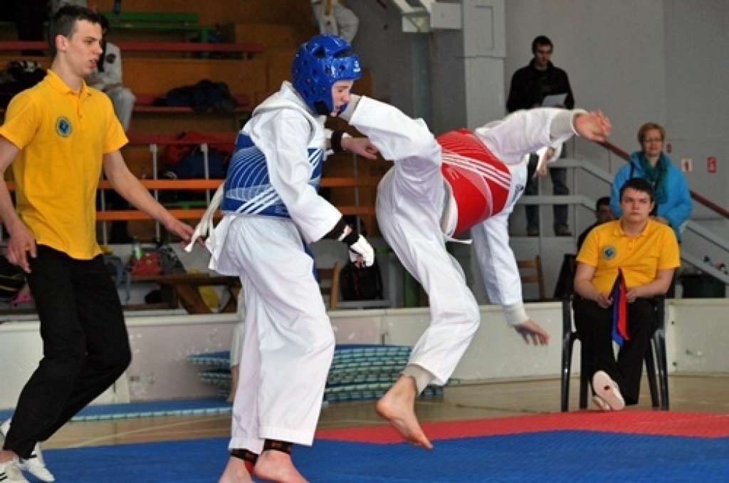 Latvijas Teikvondo kaujas mākslas federācijas atklātais čempionāts «Bauskas kauss 2011» notika 16. aprīlī sporta namā «Mēmele». Kopā ar Bauskas «Sam Kan TKD» kluba biedriem piedalījās arī viesi no «Sports PRO», «NEO», «Hadl», «Taifūns»...
Autors: Uldis Varnevičs