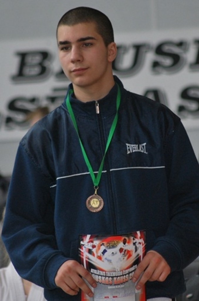 Latvijas Teikvondo kaujas mākslas federācijas atklātais čempionāts «Bauskas kauss 2011» notika 16. aprīlī sporta namā «Mēmele». Kopā ar Bauskas «Sam Kan TKD» kluba biedriem piedalījās arī viesi no «Sports PRO», «NEO», «Hadl», «Taifūns»...
Autors: Uldis Varnevičs