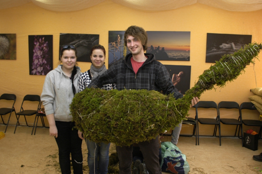Septiņas rundāliešu ģimenes kopā ar floristi Antru Zelmeni 16. aprīlī laukumiņā pie novada domes cītīgi iekārtoja pilsētiņu «Pie sirsnīgā putnubiedēkļa».Putnubiedēklim un viņa draugiem putniem par pamatu ņemts sūnu kažokā ieģērbts salmu...
Autors: Ivars Bogdanovs