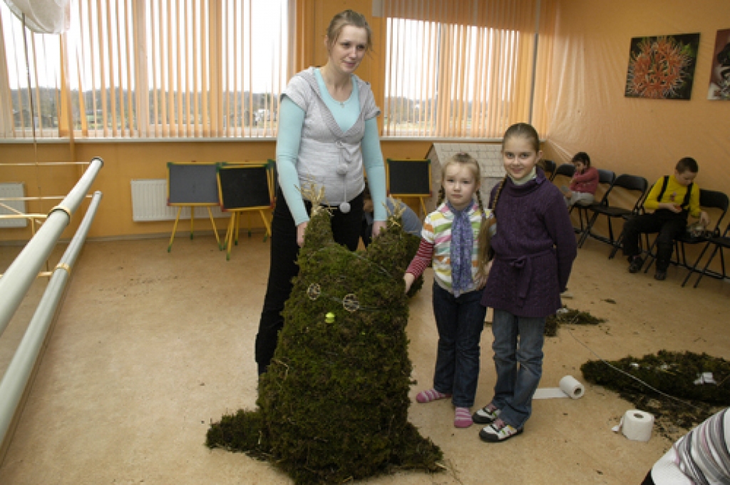 Septiņas rundāliešu ģimenes kopā ar floristi Antru Zelmeni 16. aprīlī laukumiņā pie novada domes cītīgi iekārtoja pilsētiņu «Pie sirsnīgā putnubiedēkļa».Putnubiedēklim un viņa draugiem putniem par pamatu ņemts sūnu kažokā ieģērbts salmu...
Autors: Ivars Bogdanovs