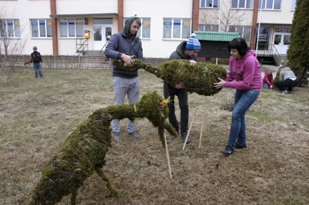 Septiņas rundāliešu ģimenes kopā ar floristi Antru Zelmeni 16. aprīlī laukumiņā pie novada domes cītīgi iekārtoja pilsētiņu «Pie sirsnīgā putnubiedēkļa».Putnubiedēklim un viņa draugiem putniem par pamatu ņemts sūnu kažokā ieģērbts salmu...
Autors: Ivars Bogdanovs