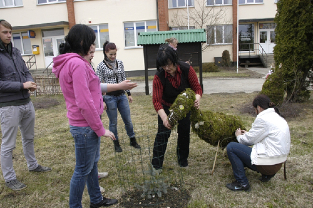 Septiņas rundāliešu ģimenes kopā ar floristi Antru Zelmeni 16. aprīlī laukumiņā pie novada domes cītīgi iekārtoja pilsētiņu «Pie sirsnīgā putnubiedēkļa».Putnubiedēklim un viņa draugiem putniem par pamatu ņemts sūnu kažokā ieģērbts salmu...
Autors: Ivars Bogdanovs