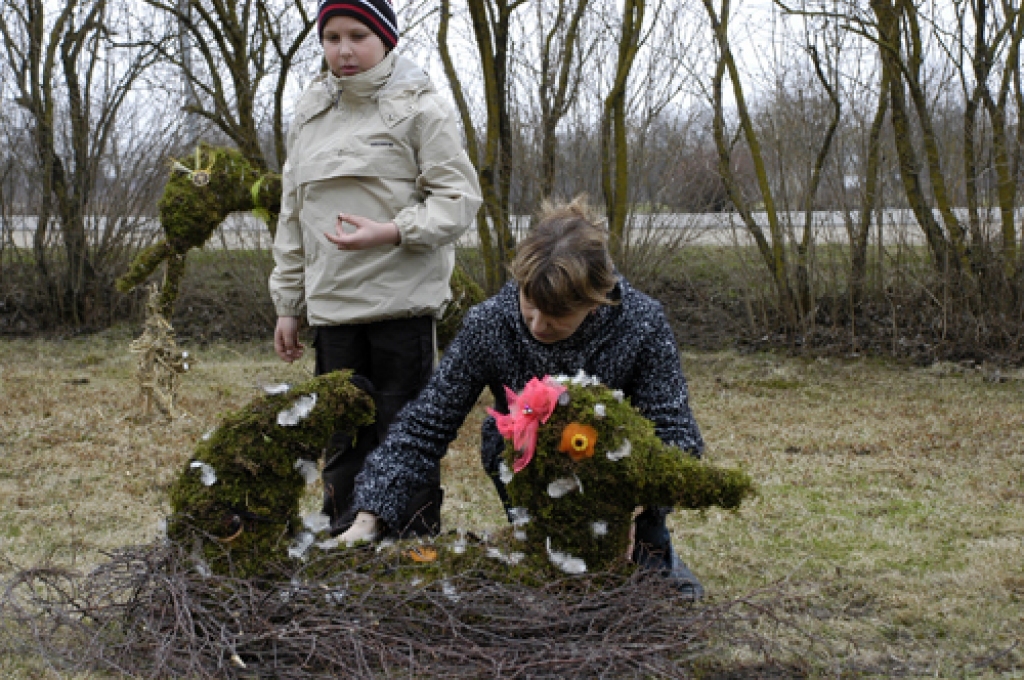 Septiņas rundāliešu ģimenes kopā ar floristi Antru Zelmeni 16. aprīlī laukumiņā pie novada domes cītīgi iekārtoja pilsētiņu «Pie sirsnīgā putnubiedēkļa».Putnubiedēklim un viņa draugiem putniem par pamatu ņemts sūnu kažokā ieģērbts salmu...
Autors: Ivars Bogdanovs
