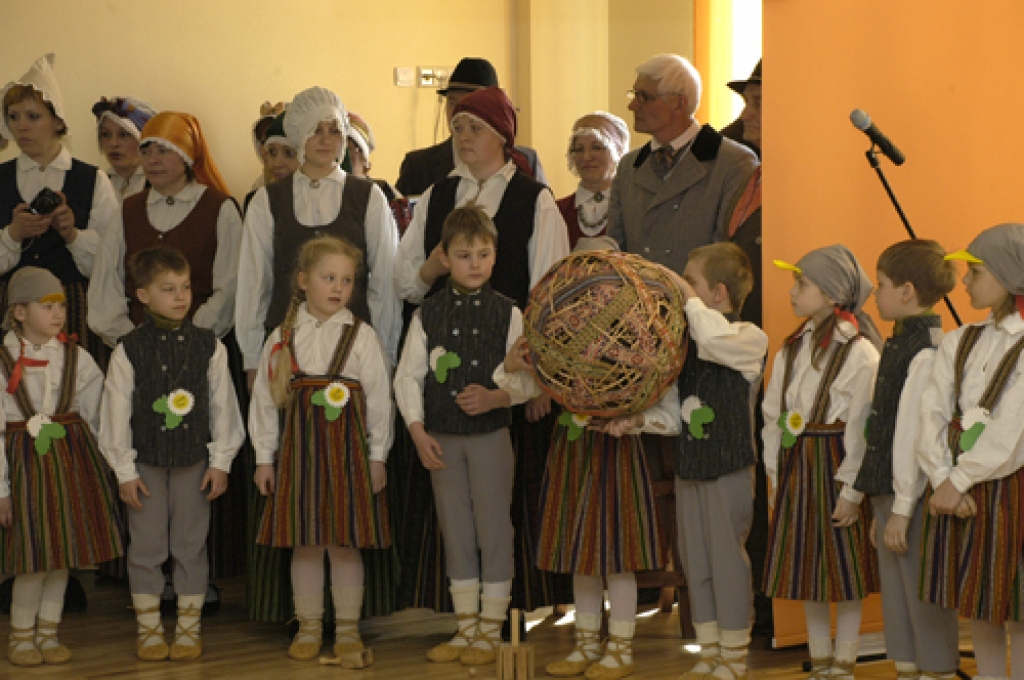 Brāļu tautu – latviešu un lietuviešu – valodas, tautas tērpu košie raksti un mazo bērnu skanīgās balsis 15. aprīļa pēcpusdienā piepildīja Rundāles novada pirmsskolas izglītības iestādi «Mārpuķīte». Tur risinājās Latvijas un Lietuvas...
Autors: Ivars Bogdanovs