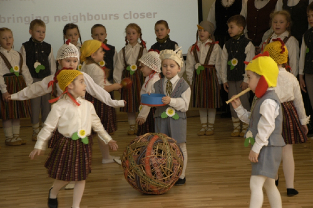 Brāļu tautu – latviešu un lietuviešu – valodas, tautas tērpu košie raksti un mazo bērnu skanīgās balsis 15. aprīļa pēcpusdienā piepildīja Rundāles novada pirmsskolas izglītības iestādi «Mārpuķīte». Tur risinājās Latvijas un Lietuvas...
Autors: Ivars Bogdanovs