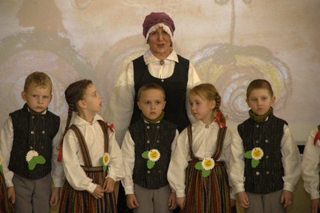 Brāļu tautu – latviešu un lietuviešu – valodas, tautas tērpu košie raksti un mazo bērnu skanīgās balsis 15. aprīļa pēcpusdienā piepildīja Rundāles novada pirmsskolas izglītības iestādi «Mārpuķīte». Tur risinājās Latvijas un Lietuvas...
Autors: Ivars Bogdanovs