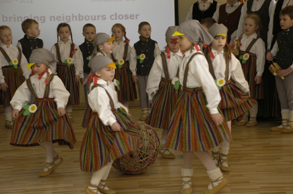 Brāļu tautu – latviešu un lietuviešu – valodas, tautas tērpu košie raksti un mazo bērnu skanīgās balsis 15. aprīļa pēcpusdienā piepildīja Rundāles novada pirmsskolas izglītības iestādi «Mārpuķīte». Tur risinājās Latvijas un Lietuvas...
Autors: Ivars Bogdanovs