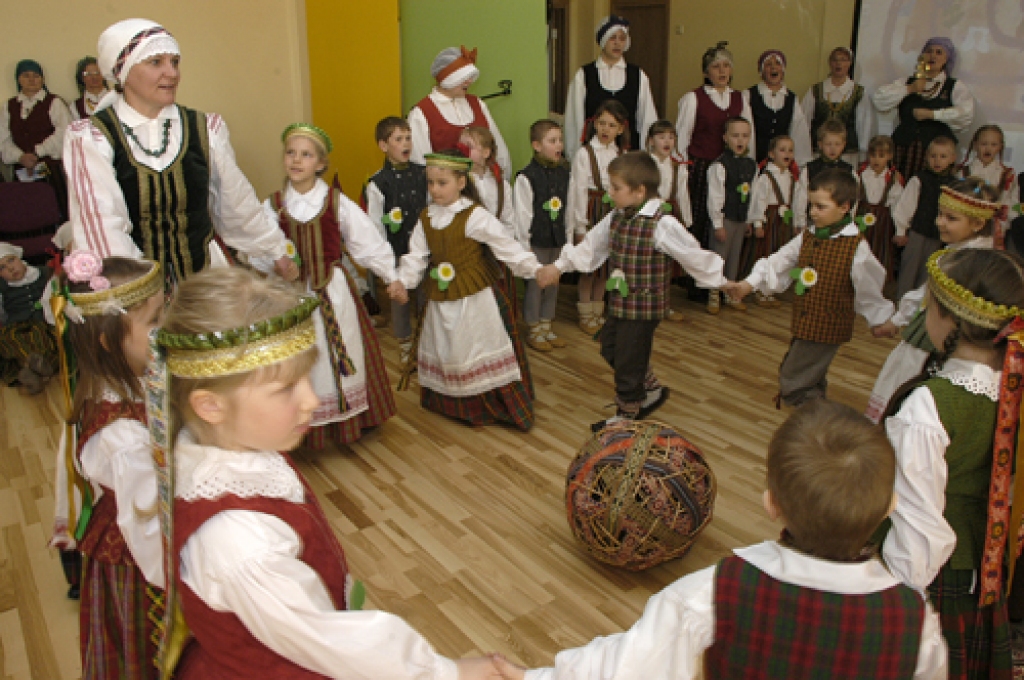 Brāļu tautu – latviešu un lietuviešu – valodas, tautas tērpu košie raksti un mazo bērnu skanīgās balsis 15. aprīļa pēcpusdienā piepildīja Rundāles novada pirmsskolas izglītības iestādi «Mārpuķīte». Tur risinājās Latvijas un Lietuvas...
Autors: Ivars Bogdanovs