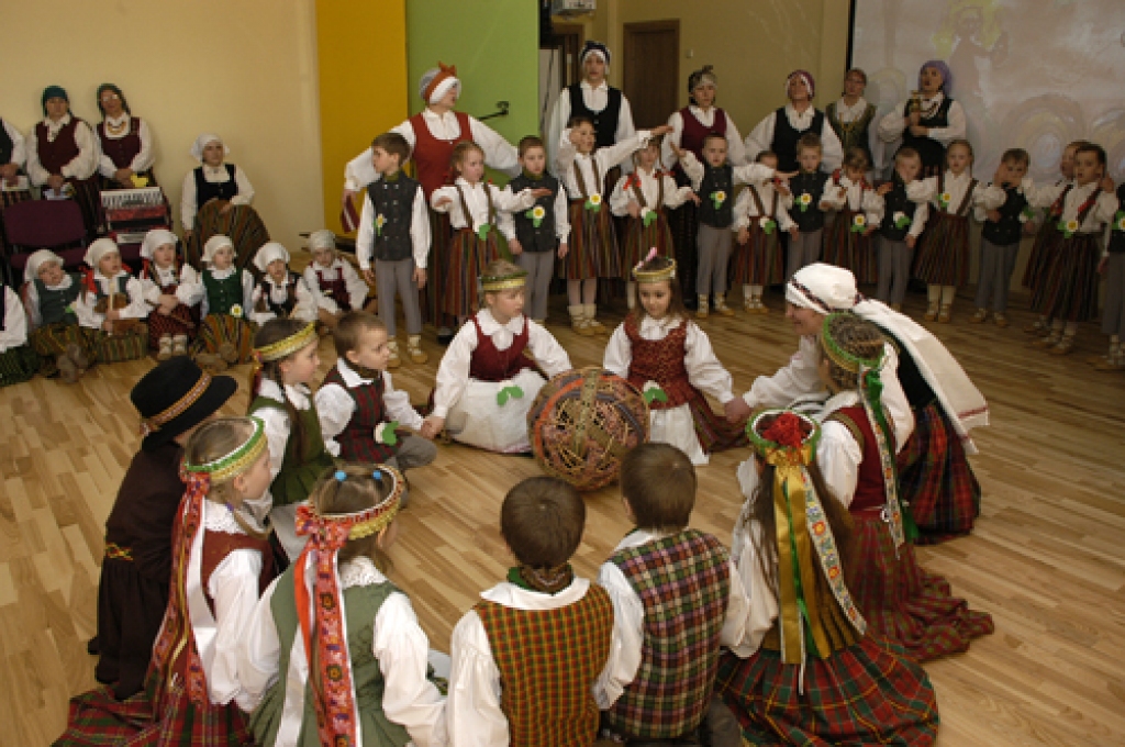 Brāļu tautu – latviešu un lietuviešu – valodas, tautas tērpu košie raksti un mazo bērnu skanīgās balsis 15. aprīļa pēcpusdienā piepildīja Rundāles novada pirmsskolas izglītības iestādi «Mārpuķīte». Tur risinājās Latvijas un Lietuvas...
Autors: Ivars Bogdanovs