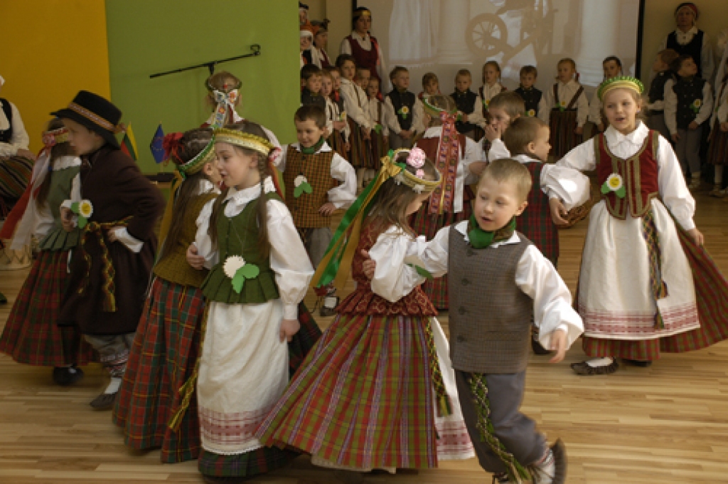 Brāļu tautu – latviešu un lietuviešu – valodas, tautas tērpu košie raksti un mazo bērnu skanīgās balsis 15. aprīļa pēcpusdienā piepildīja Rundāles novada pirmsskolas izglītības iestādi «Mārpuķīte». Tur risinājās Latvijas un Lietuvas...
Autors: Ivars Bogdanovs