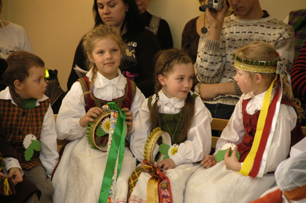 Brāļu tautu – latviešu un lietuviešu – valodas, tautas tērpu košie raksti un mazo bērnu skanīgās balsis 15. aprīļa pēcpusdienā piepildīja Rundāles novada pirmsskolas izglītības iestādi «Mārpuķīte». Tur risinājās Latvijas un Lietuvas...
Autors: Ivars Bogdanovs