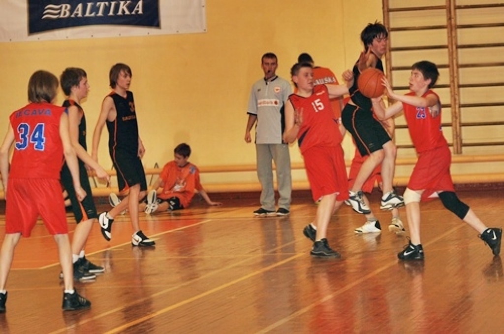 Bauskas un Iecavas novada sporta skolu audzēkņi 11. aprīlī Iecavas sporta namā «Dartija» tikās «Swedbank» Latvijas Jaunatnes basketbola līgas spēlē. U-14 grupā uzvarēja «Bauskas» komanda ar rezultātu 57:47. Līdzīgu panākumu baušķenieki...
Autors: Uldis Varnevičs