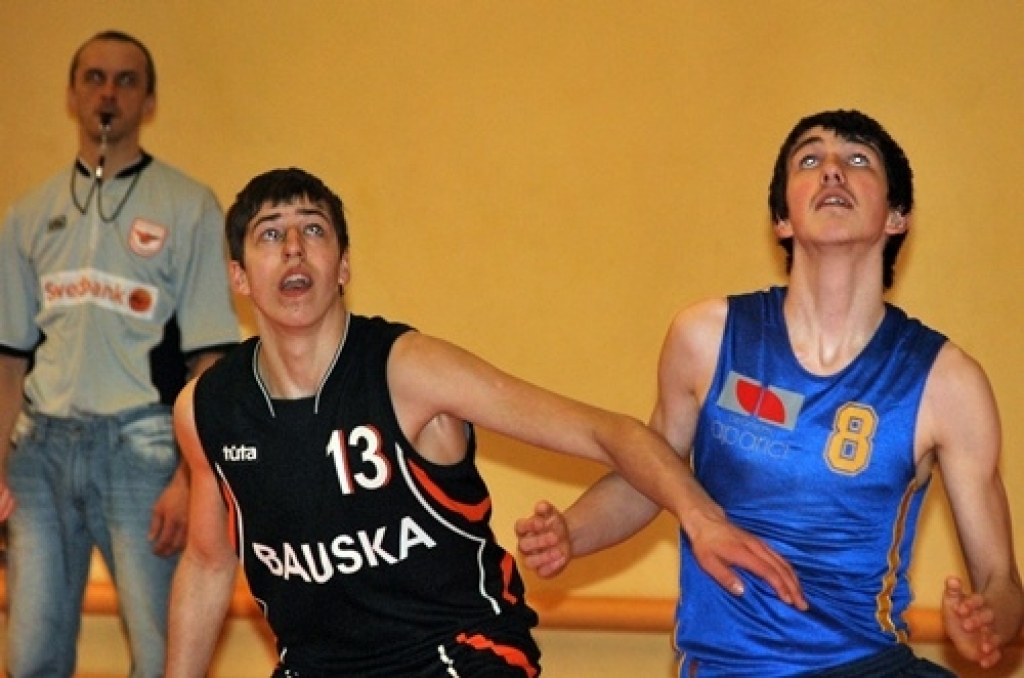 Bauskas un Iecavas novada sporta skolu audzēkņi 11. aprīlī Iecavas sporta namā «Dartija» tikās «Swedbank» Latvijas Jaunatnes basketbola līgas spēlē. U-14 grupā uzvarēja «Bauskas» komanda ar rezultātu 57:47. Līdzīgu panākumu baušķenieki...
Autors: Uldis Varnevičs