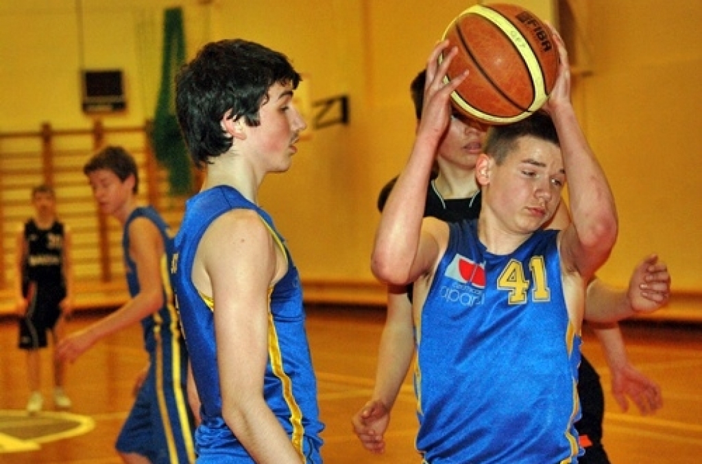 Bauskas un Iecavas novada sporta skolu audzēkņi 11. aprīlī Iecavas sporta namā «Dartija» tikās «Swedbank» Latvijas Jaunatnes basketbola līgas spēlē. U-14 grupā uzvarēja «Bauskas» komanda ar rezultātu 57:47. Līdzīgu panākumu baušķenieki...
Autors: Uldis Varnevičs
