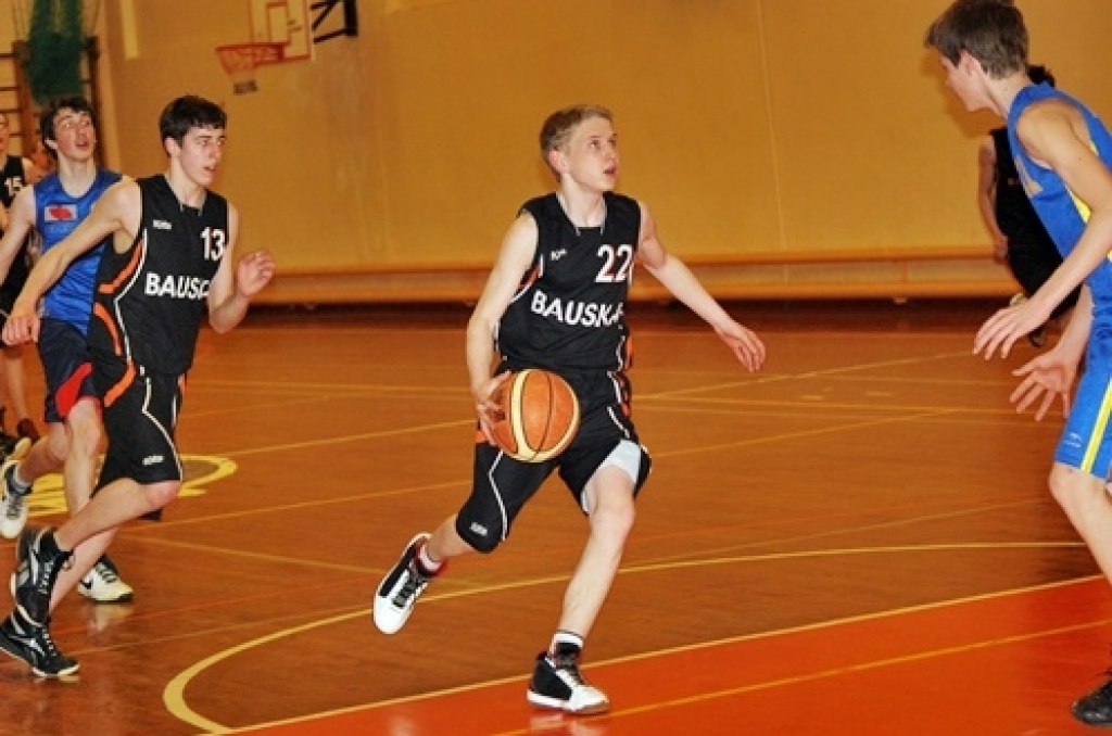 Bauskas un Iecavas novada sporta skolu audzēkņi 11. aprīlī Iecavas sporta namā «Dartija» tikās «Swedbank» Latvijas Jaunatnes basketbola līgas spēlē. U-14 grupā uzvarēja «Bauskas» komanda ar rezultātu 57:47. Līdzīgu panākumu baušķenieki...
Autors: Uldis Varnevičs
