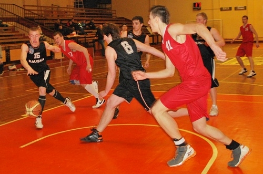 Bauskas un Iecavas novada sporta skolu audzēkņi 11. aprīlī Iecavas sporta namā «Dartija» tikās «Swedbank» Latvijas Jaunatnes basketbola līgas spēlē. U-14 grupā uzvarēja «Bauskas» komanda ar rezultātu 57:47. Līdzīgu panākumu baušķenieki...
Autors: Uldis Varnevičs