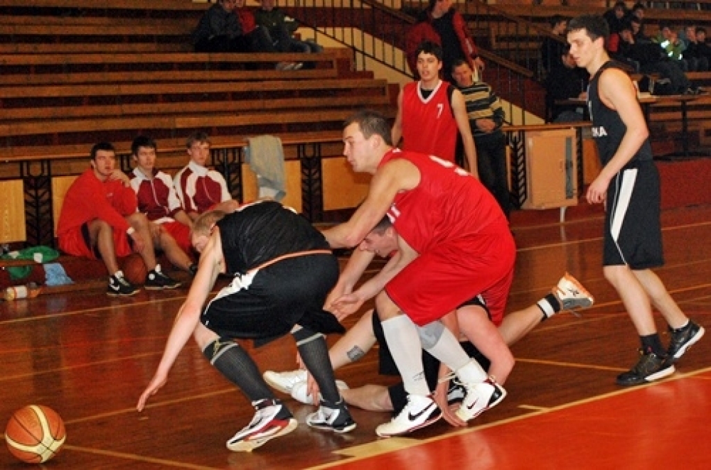 Bauskas un Iecavas novada sporta skolu audzēkņi 11. aprīlī Iecavas sporta namā «Dartija» tikās «Swedbank» Latvijas Jaunatnes basketbola līgas spēlē. U-14 grupā uzvarēja «Bauskas» komanda ar rezultātu 57:47. Līdzīgu panākumu baušķenieki...
Autors: Uldis Varnevičs
