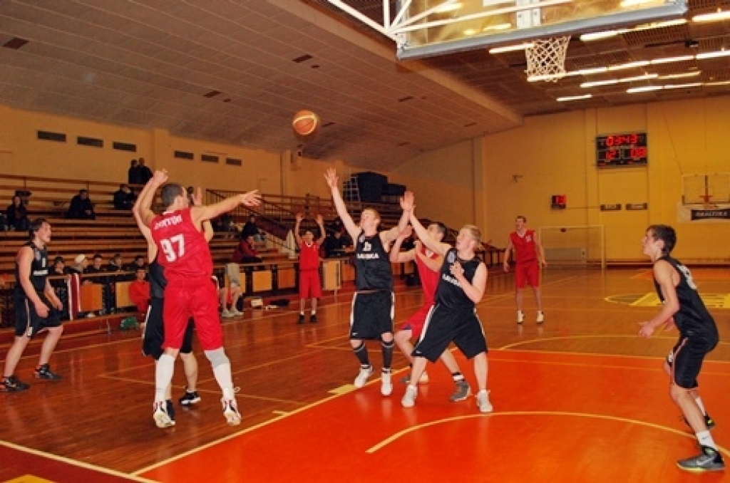 Bauskas un Iecavas novada sporta skolu audzēkņi 11. aprīlī Iecavas sporta namā «Dartija» tikās «Swedbank» Latvijas Jaunatnes basketbola līgas spēlē. U-14 grupā uzvarēja «Bauskas» komanda ar rezultātu 57:47. Līdzīgu panākumu baušķenieki...
Autors: Uldis Varnevičs