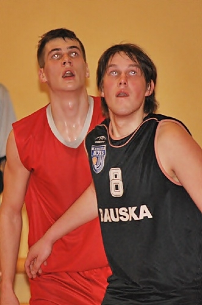 Bauskas un Iecavas novada sporta skolu audzēkņi 11. aprīlī Iecavas sporta namā «Dartija» tikās «Swedbank» Latvijas Jaunatnes basketbola līgas spēlē. U-14 grupā uzvarēja «Bauskas» komanda ar rezultātu 57:47. Līdzīgu panākumu baušķenieki...
Autors: Uldis Varnevičs