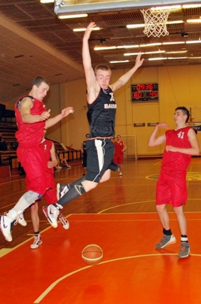 Bauskas un Iecavas novada sporta skolu audzēkņi 11. aprīlī Iecavas sporta namā «Dartija» tikās «Swedbank» Latvijas Jaunatnes basketbola līgas spēlē. U-14 grupā uzvarēja «Bauskas» komanda ar rezultātu 57:47. Līdzīgu panākumu baušķenieki...
Autors: Uldis Varnevičs