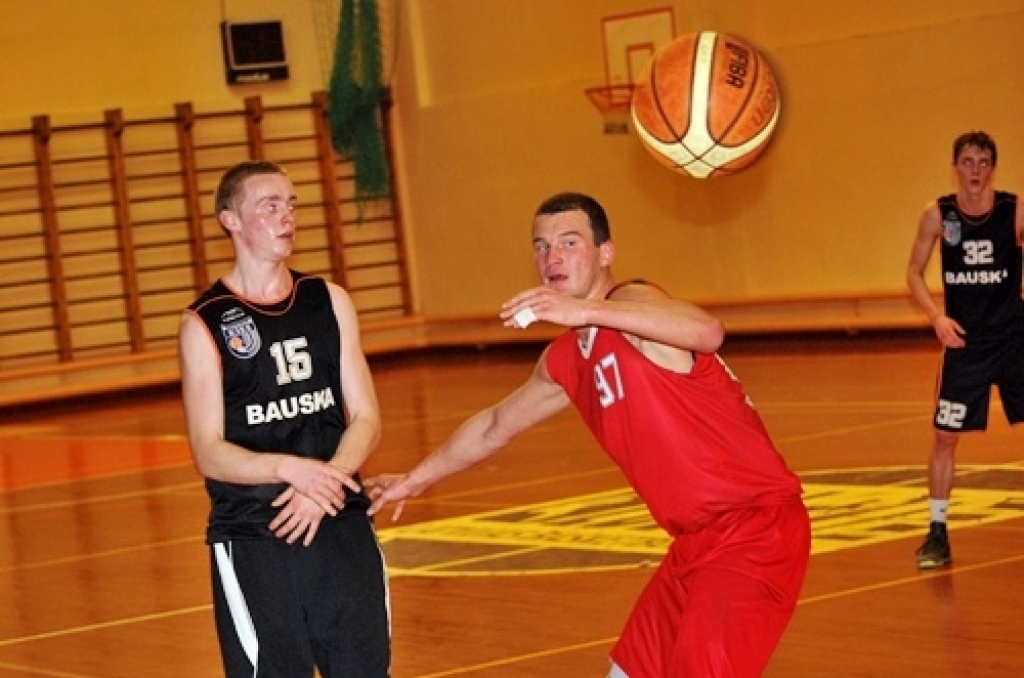 Bauskas un Iecavas novada sporta skolu audzēkņi 11. aprīlī Iecavas sporta namā «Dartija» tikās «Swedbank» Latvijas Jaunatnes basketbola līgas spēlē. U-14 grupā uzvarēja «Bauskas» komanda ar rezultātu 57:47. Līdzīgu panākumu baušķenieki...
Autors: Uldis Varnevičs