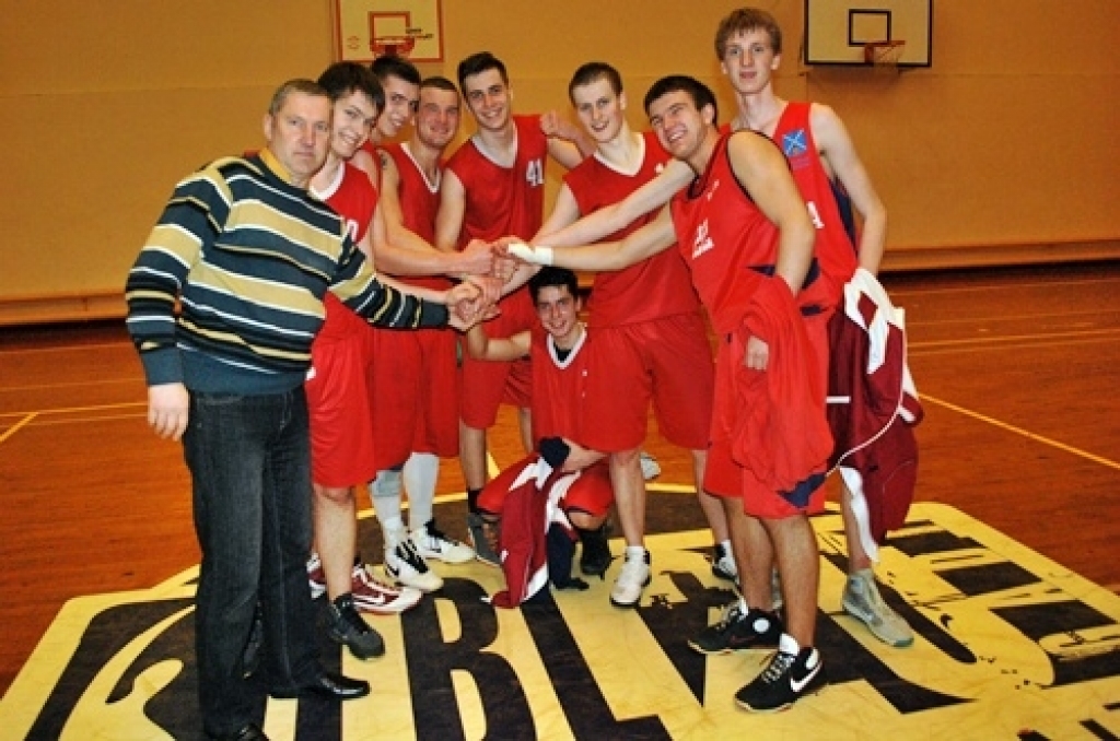 Bauskas un Iecavas novada sporta skolu audzēkņi 11. aprīlī Iecavas sporta namā «Dartija» tikās «Swedbank» Latvijas Jaunatnes basketbola līgas spēlē. U-14 grupā uzvarēja «Bauskas» komanda ar rezultātu 57:47. Līdzīgu panākumu baušķenieki...
Autors: Uldis Varnevičs