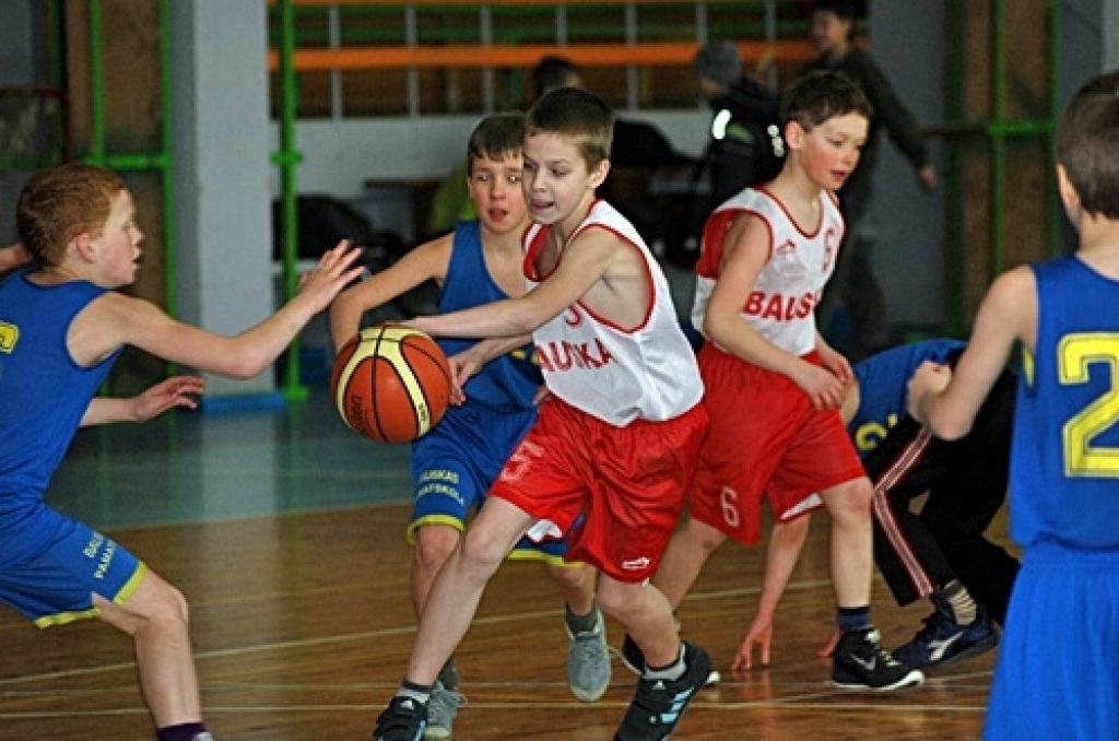 Sporta namā «Mēmele» 8. aprīlī uz Bauskas novada Bērnu un jaunatnes sporta skolas rīkotām sacensībām ieradās 2000. gadā dzimuši un jaunāki basketbolisti. 
Meiteņu grupā startēja divas komandas. Vecumnieku vidusskolas jaunās basketbolistes...
Autors: Uldis Varnevičs