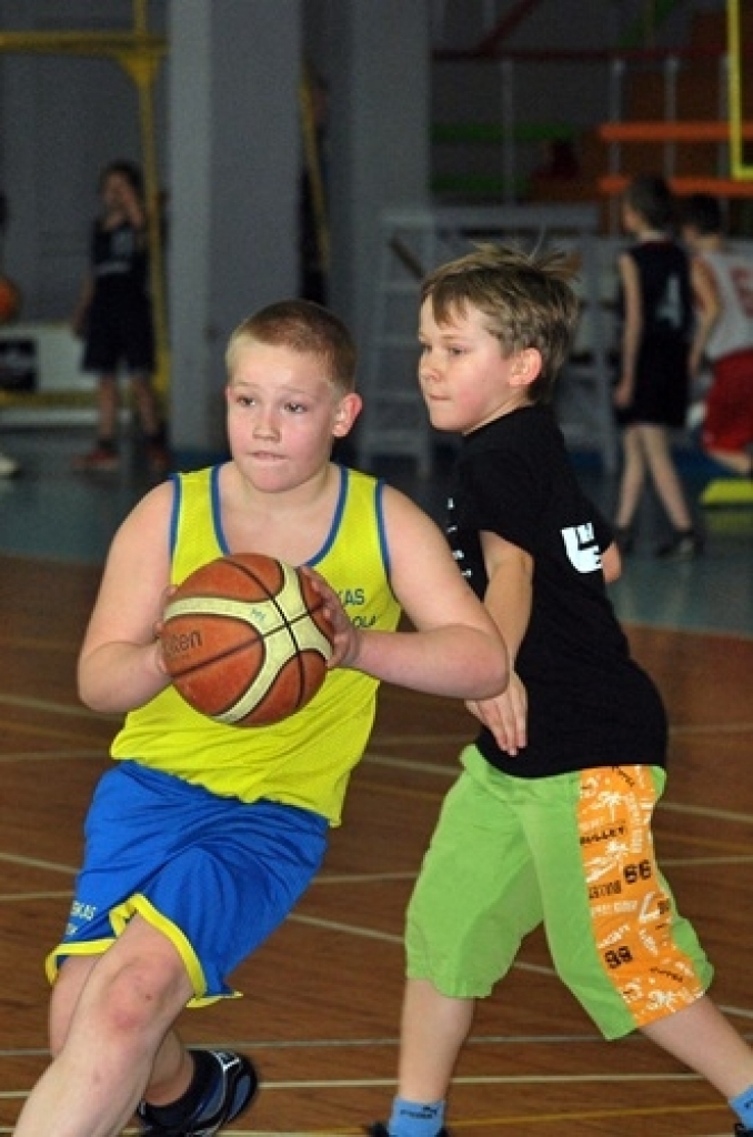 Sporta namā «Mēmele» 8. aprīlī uz Bauskas novada Bērnu un jaunatnes sporta skolas rīkotām sacensībām ieradās 2000. gadā dzimuši un jaunāki basketbolisti.
Meiteņu grupā startēja divas komandas. Vecumnieku vidusskolas jaunās basketbolistes...
Autors: Uldis Varnevičs