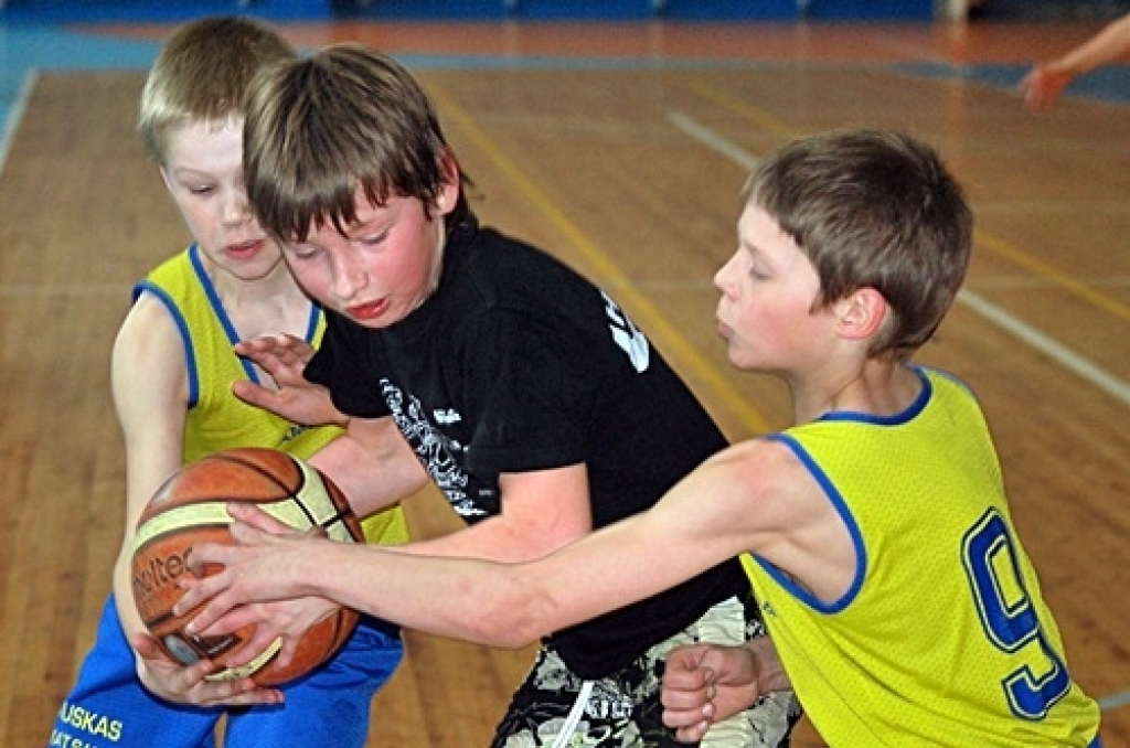 Sporta namā «Mēmele» 8. aprīlī uz Bauskas novada Bērnu un jaunatnes sporta skolas rīkotām sacensībām ieradās 2000. gadā dzimuši un jaunāki basketbolisti.
Meiteņu grupā startēja divas komandas. Vecumnieku vidusskolas jaunās basketbolistes...
Autors: Uldis Varnevičs