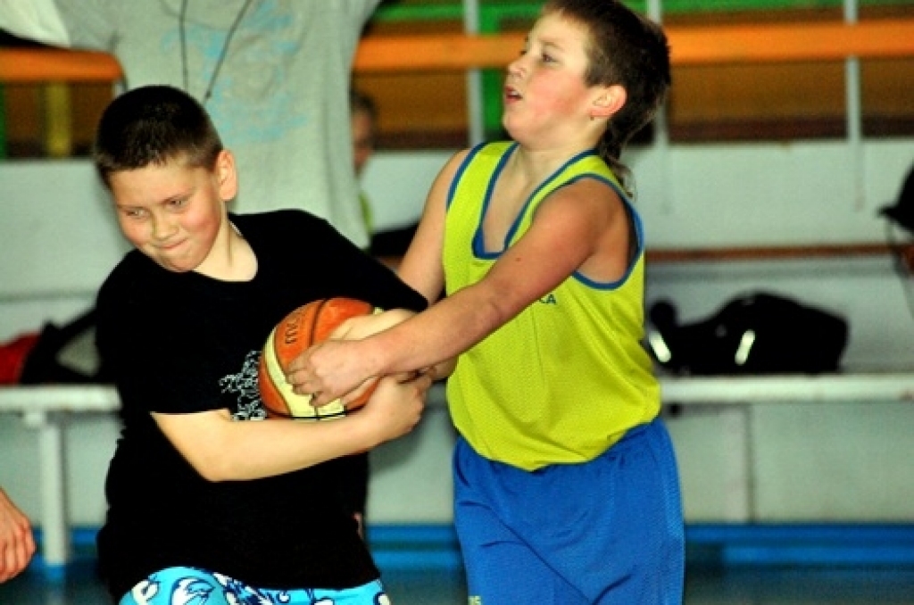 Sporta namā «Mēmele» 8. aprīlī uz Bauskas novada Bērnu un jaunatnes sporta skolas rīkotām sacensībām ieradās 2000. gadā dzimuši un jaunāki basketbolisti.
Meiteņu grupā startēja divas komandas. Vecumnieku vidusskolas jaunās basketbolistes...
Autors: Uldis Varnevičs