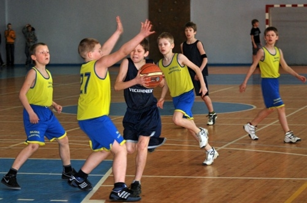 Sporta namā «Mēmele» 8. aprīlī uz Bauskas novada Bērnu un jaunatnes sporta skolas rīkotām sacensībām ieradās 2000. gadā dzimuši un jaunāki basketbolisti.
Meiteņu grupā startēja divas komandas. Vecumnieku vidusskolas jaunās basketbolistes...
Autors: Uldis Varnevičs
