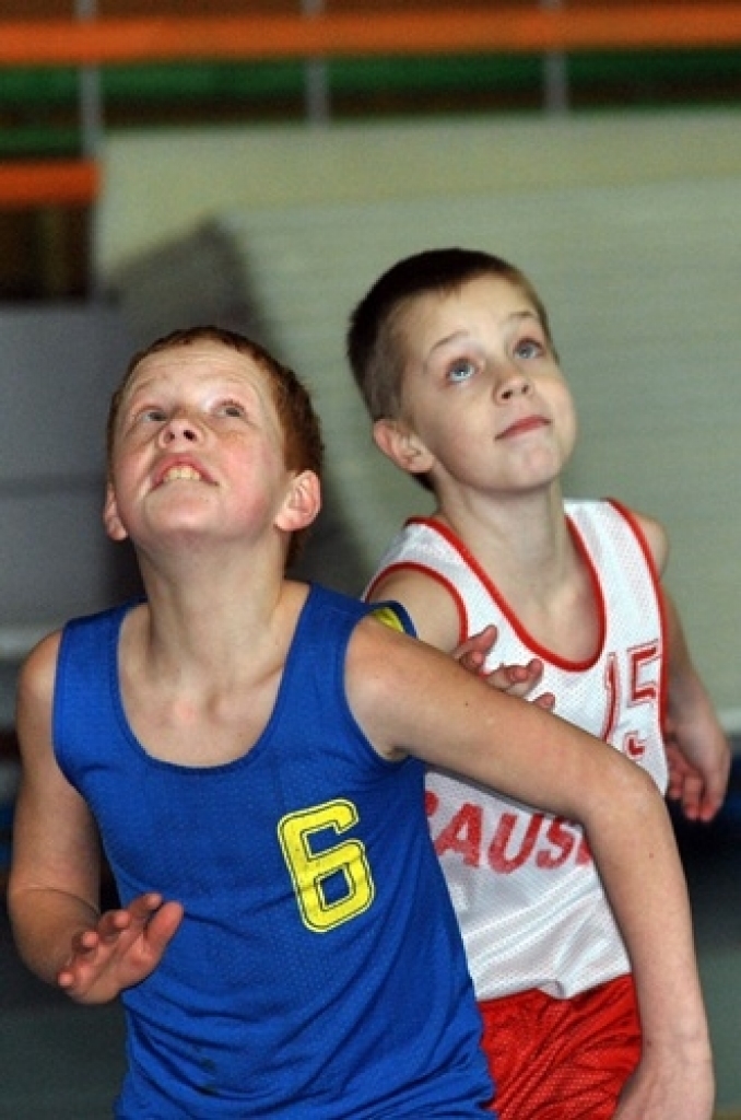 Sporta namā «Mēmele» 8. aprīlī uz Bauskas novada Bērnu un jaunatnes sporta skolas rīkotām sacensībām ieradās 2000. gadā dzimuši un jaunāki basketbolisti.
Meiteņu grupā startēja divas komandas. Vecumnieku vidusskolas jaunās basketbolistes...
Autors: Uldis Varnevičs