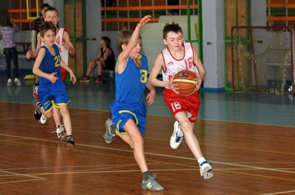 Sporta namā «Mēmele» 8. aprīlī uz Bauskas novada Bērnu un jaunatnes sporta skolas rīkotām sacensībām ieradās 2000. gadā dzimuši un jaunāki basketbolisti.
Meiteņu grupā startēja divas komandas. Vecumnieku vidusskolas jaunās basketbolistes...
Autors: Uldis Varnevičs