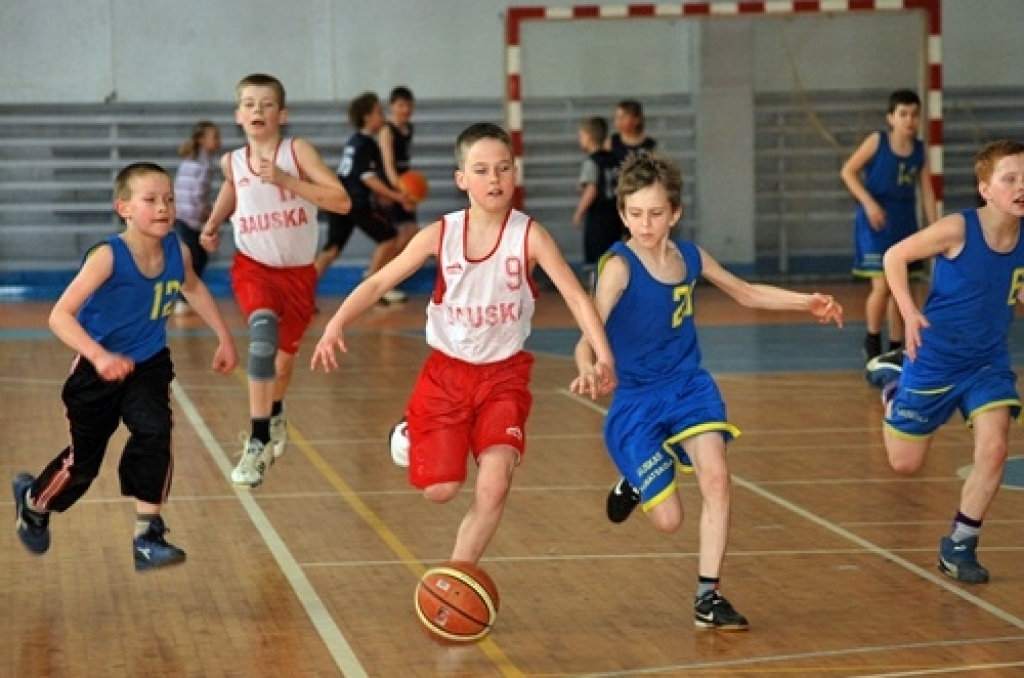 Sporta namā «Mēmele» 8. aprīlī uz Bauskas novada Bērnu un jaunatnes sporta skolas rīkotām sacensībām ieradās 2000. gadā dzimuši un jaunāki basketbolisti.
Meiteņu grupā startēja divas komandas. Vecumnieku vidusskolas jaunās basketbolistes...
Autors: Uldis Varnevičs