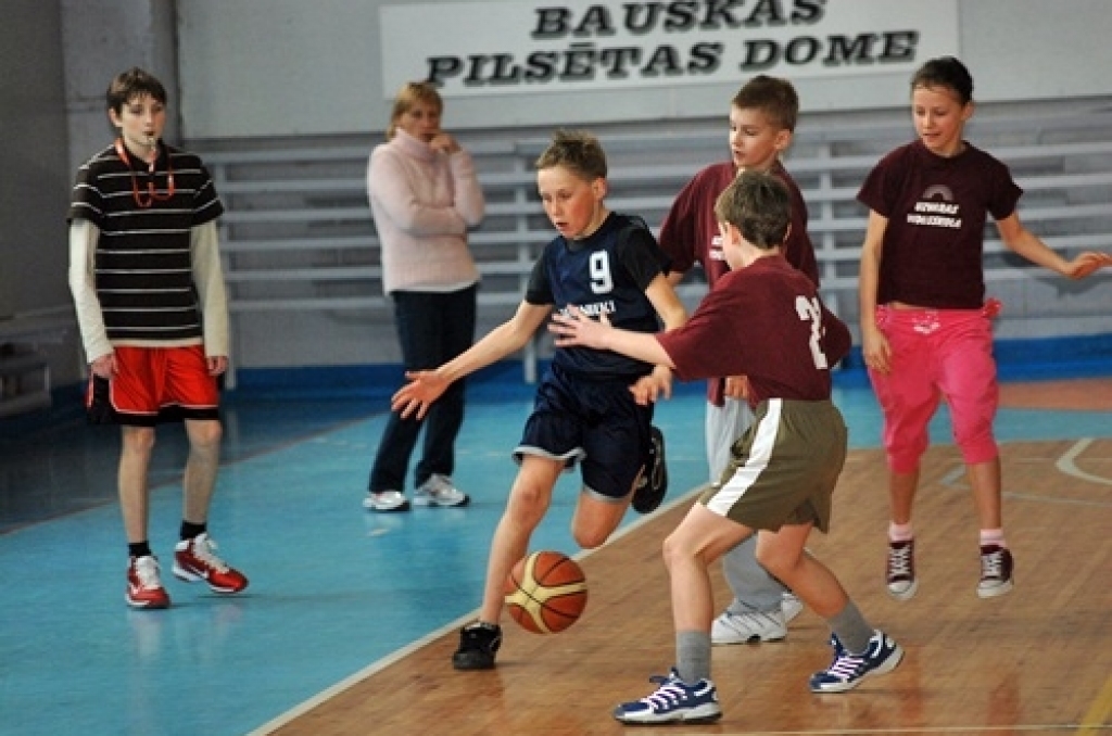 Sporta namā «Mēmele» 8. aprīlī uz Bauskas novada Bērnu un jaunatnes sporta skolas rīkotām sacensībām ieradās 2000. gadā dzimuši un jaunāki basketbolisti.
Meiteņu grupā startēja divas komandas. Vecumnieku vidusskolas jaunās basketbolistes...
Autors: Uldis Varnevičs