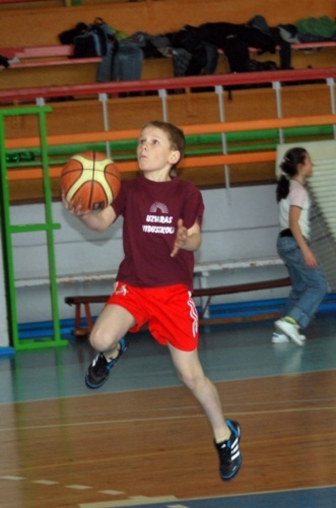Sporta namā «Mēmele» 8. aprīlī uz Bauskas novada Bērnu un jaunatnes sporta skolas rīkotām sacensībām ieradās 2000. gadā dzimuši un jaunāki basketbolisti.
Meiteņu grupā startēja divas komandas. Vecumnieku vidusskolas jaunās basketbolistes...
Autors: Uldis Varnevičs