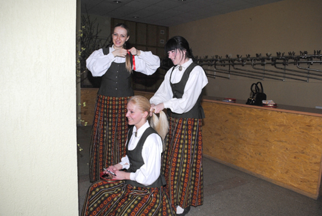 Īslīces kultūras namā 9. aprīlī notika Vecumnieku, Bauskas, Rundāles un Iecavas novada deju kopu skate. Tajā piedalījās jauniešu, vidējās paaudzes un senioru 19 kopas. Žūrija, kuras priekšsēdētājs bija Bauskas deju apriņķa virsvadītājs...
Autors: Juris Iļņickis