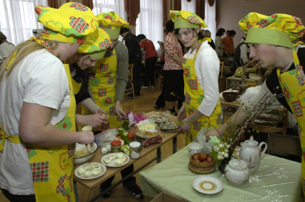 Sacensību gars, ēdiena smarža un Lielās dienas krāsas trešdien, 6. aprīlī, piepildīja Bauskas pamatskolas zāli. Mājturības konkursā «Ēdīsim un dzīvosim veselīgi» piedalījās septīto klašu audzēkņi no Bauskas un Rundāles novada 11...
Autors: Ivars Bogdanovs