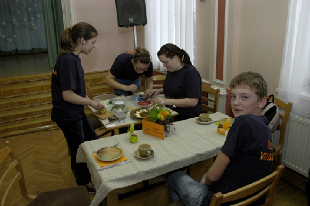 Sacensību gars, ēdiena smarža un Lielās dienas krāsas trešdien, 6. aprīlī, piepildīja Bauskas pamatskolas zāli. Mājturības konkursā «Ēdīsim un dzīvosim veselīgi» piedalījās septīto klašu audzēkņi no Bauskas un Rundāles novada 11...
Autors: Ivars Bogdanovs