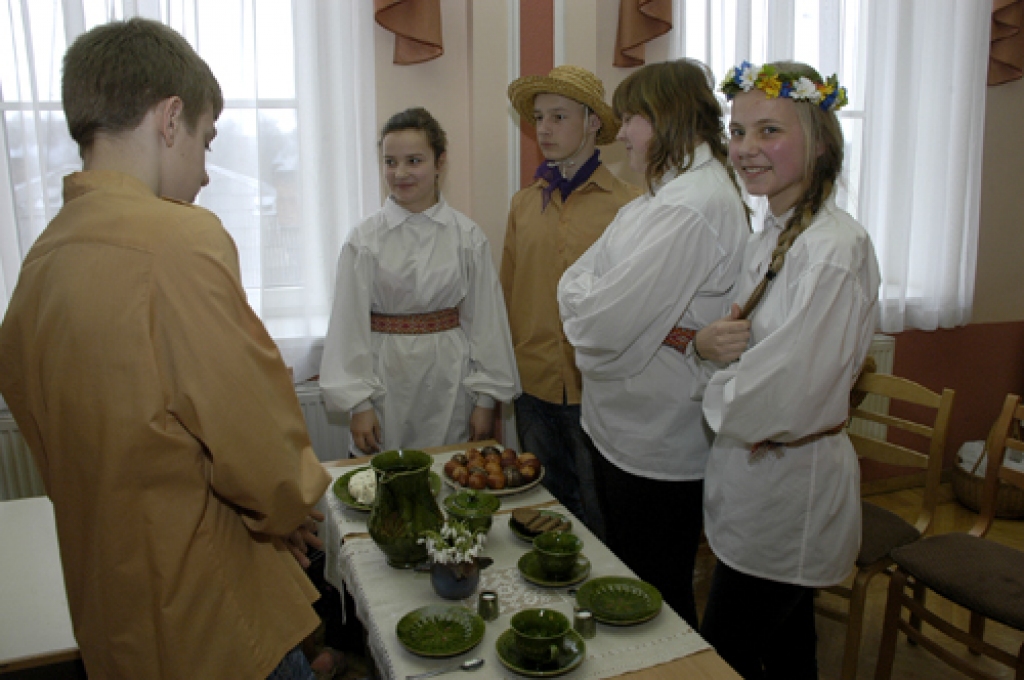 Sacensību gars, ēdiena smarža un Lielās dienas krāsas trešdien, 6. aprīlī, piepildīja Bauskas pamatskolas zāli. Mājturības konkursā «Ēdīsim un dzīvosim veselīgi» piedalījās septīto klašu audzēkņi no Bauskas un Rundāles novada 11...
Autors: Ivars Bogdanovs